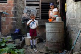 Analeidis Arias Matos supervisando a su hijo, Alejandro, mientras se alista para ir al colegio el mes pasado en Santiago de Cuba.