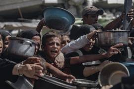 Fotografía tomada el 20 de julio en Gaza, niños tratando de conseguir comida en los centros de distribución de ayuda humanitaria. ONU confirmó por primera vez de forma oficial algo que venían semanas alertando: que los palestinos de la Franja de Gaza sufren hambruna.