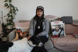 La rehén liberada Ilana Gritzewsky en su apartamento en Kiryat Gat, Israel, junto a fotos de su novio, Matan Zangauker, que sigue retenido por Hamás en Gaza.