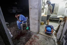 Un médico en el lugar del hospital Al Ahli tras una explosión en la ciudad de Gaza, 17 de octubre de 2023.