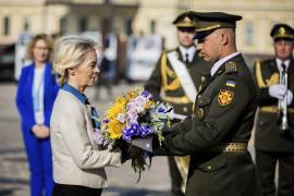 La presidenta de la Comisión Europea, Ursula von der Leyen, considera que Rusia debe pagar por la destrucción que causó | Foto: AP