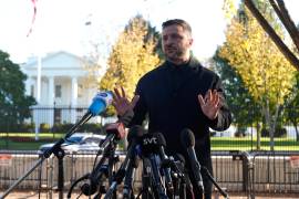 El presidente de Ucrania, Volodymyr Zelenskyy, habla con periodistas en el parque Lafayette, frente a la Casa Blanca, tras una reunión con el presidente Donald Trump.