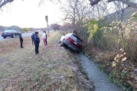La unidad recorrió varios metros fuera de la cinta asfáltica antes de volcar.