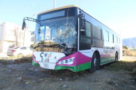 La unidad del programa municipal “Aquí Vamos Gratis” resultó con daños tras ser impactada por un camión de carga en el cruce de Antonio Cárdenas y Teodoro Sánchez Dávila, al sur de Saltillo.