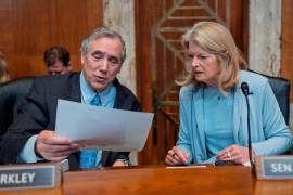El senador demócrata por Oregon Jeff Merkley y la senadora republicana por Alaska Lisa Murkowski en el Congreso en Washington, informa AP, patrocinaron la propuesta de acabar las acciones militares en Irán.