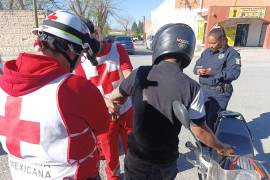 Paramédicos de la Cruz Roja auxiliaron al joven y lo trasladaron a un centro de salud.