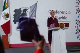 Una reportera le muestra a la presidenta Claudia Sheinbaum Pardo un regalo con motivo de su cumpleaños durante su llegada a la conferencia “Mañanera del Pueblo” en materia de Seguridad.