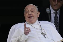 El papa Francisco hace un gesto al asomarse en un balcón de la Policlínica Agostino Gemelli en Roma, el domingo 23 de marzo de 2025, donde está ingresado por bronquitis y neumonía bilateral desde el 14 de febrero. FOTO: