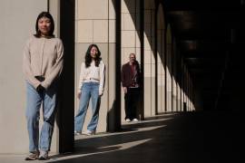 Myra Cheng, candidata a doctora en informática Cinoo Lee, investigadora postdoctoral en psicología, y Dan Jurafsky, profesor de informática y lingüística en el campus universitario de Stanford, California.
