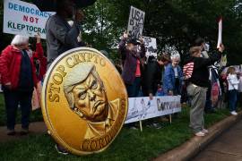 Manifestantes frente al Trump National Golf Club en Sterling, Virginia, antes de una cena privada para inversores en las criptomonedas del presidente Donald Trump en mayo.