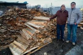 Madera para que vuelvan a construir sus casas fue lo que llevó el alcalde de Ramos Arizpe, Tomás Gutiérrez, a los afectados por un incendio que destruyó seis viviendas.