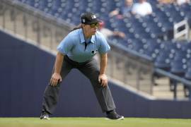 Su debut marca un momento histórico para MLB, que sigue los pasos de otras grandes ligas deportivas que han integrado mujeres al cuerpo arbitral.