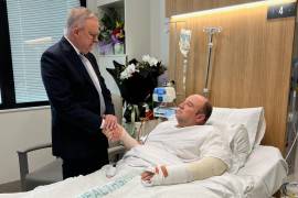 El Primer Ministro australiano, Anthony Albanese, se reúne con Ahmed al Ahmed en el Hospital St. George de Sídney.