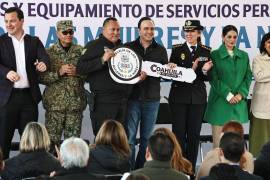 El gobernador de Coahuila, Manolo Jiménez, encabezó la entrega de unidades y equipamiento pericial a la Fiscalía Especializada en Mujeres y la Niñez.