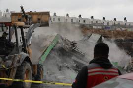 Personal municipal trabaja en el retiro de escombros en la zona afectada por el incendio.