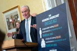 El senador demócrata por Maryland Chris Van Hollen presenta una propuesta económica en el Congreso en Washington para reducir los gravámenes de los trabajadores.
