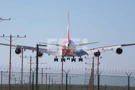 Un avión desciende para aterrizar en el Aeropuerto Internacional de Los Ángeles | FOTO: EFE