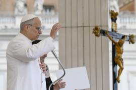 El Papa León XIV dirigiendo la audiencia general semanal durante la Semana Santa en la Plaza de San Pedro, Ciudad del Vaticano.