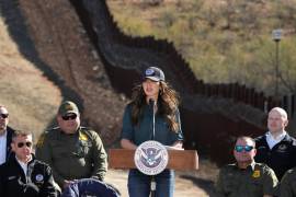 Kristi Noem, Secretaria del Departamento de Seguridad Nacional, habla durante un evento en la frontera con México el miércoles 4 de febrero de 2026, en Nogales, Arizona.