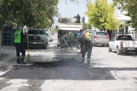 Las labores de mantenimiento vial se extienden a calles, avenidas y bulevares de distintos sectores de Saltillo.