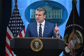 El secretario de Defensa, Pete Hegseth, en una conferencia de prensa en la que defendió la guerra de Estados Unidos contra Irán y el rescate de un piloto estadounidense derribado.