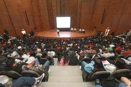 El rector Octavio Pimentel Martínez encabezó el encuentro “Diálogos que Inspiran” en el Aula Magna del Centro Cultural Universitario ante más de 450 estudiantes de la Unidad Sureste.