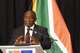 El presidente sudafricano Cyril Ramaphosa ofrece una rueda de prensa en Sandton City, Johannesburgo.