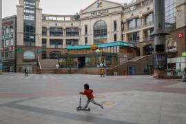 Un niño monta un scooter en Beijing, China. Beijing continúa con sus estrictas medidas en un intento por frenar la propagación de COVID-19 en la ciudad.
