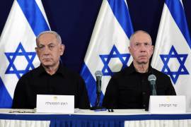 El primer ministro israelí, Benjamin Netanyahu (izq.), y el ministro de Defensa, Yoav Gallant (der.), se dirigen a una conferencia de prensa en la base militar de Kirya en Tel Aviv, Israel, el 28 de octubre de 2023. FOTO: EFE.