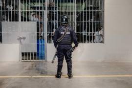 Un guardia penitenciario vigila las celdas donde se encuentran confinados los presos en el CECOT (Centro de Confinamiento para el Terrorismo) en Tecoluca, El Salvador, el 11 de marzo de 2025. Una colección de informes estadounidenses sobre violaciones de derechos humanos recortó u omitió información sobre las violaciones en El Salvador, Hungría, Arabia Saudita, Emiratos Árabes Unidos e Israel, países considerados aliados por el presidente Donald Trump.