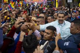 El presidente de Venezuela, Nicolás Maduro, saluda a simpatizantes. En respuesta al despliegue militar de EU cerca del país, el chavismo lleva acabo una estrategia en caso de agresión enfocada en resistir y agotar al enemigo.