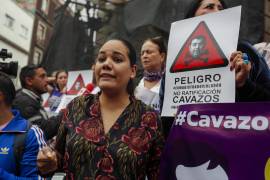 Feministas de diversas organizaciones protestan frente al en el Congreso de Ciudad de México.