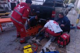Paramédicos de la Cruz Roja brindaron atención prehospitalaria al joven lesionado en el lugar del accidente.