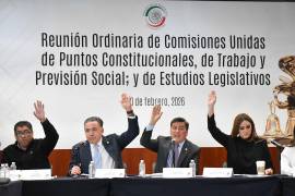 Los legisladores Saúl Monreal; Enrique Inzunza Óscar Cantón Zetina y Geovanna Bañuelos, durante la reunión ordinaria de Comisiones Unidas de Puntos Constitucionales, de Trabajo y Previsión Social, y de Estudios Legislativos de la Cámara de Senadores en la que se aprobó la reforma a la Constitución para reducir la jornada laboral a 40 horas.