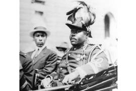 En esta foto de archivo de agosto de 1922 se ve a Marcus Garvey en uniforme militar como ‘El Presidente Provisional de África’ durante un desfile en el día inaugural de la Convención Anual de los Pueblos Negros del Mundo en la Avenida Lenox del distrito Harlem en la ciudad de Nueva York. FOTO: