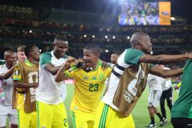 Al sudafricano, playera número 23, se le vió feliz y celebrando con sus compañeros después de vencer 1-0 a Corea del Sur en el Mundial, duelo que se disputó en Monterrey.