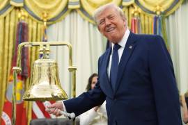 El presidente Donald Trump hace sonar la campana de apertura de la Bolsa de Valores, en la Oficina Oval en la Casa Blanca en Washington, el 6 de julio del 2026.