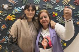 La activista mexicana Norma Andrade (d), líder feminista mexicana, con la directora y periodista francesa Brigitte Leoni, en Ginebra para el estreno del documental “Norma, en búsqueda de la justicia”.