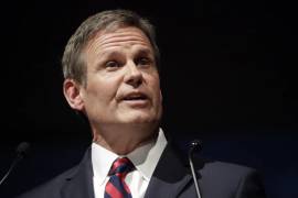 Bill Lee, gobernador del estado de Tennessee. Este es el primer estado en aprobar una ley en la que se ordena impartir clases de seguridad en el uso de las armas para niños.