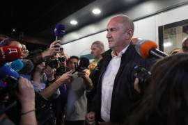 El expresidente búlgaro Rumen Radev habla con periodistas tras el cierre de las urnas en las elecciones del domingo, en Sofía, Bulgaria, el 19 de abril de 2026, reportó AP.