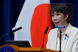 La primera ministra japonesa Sanae Takaichi habla durante una conferencia de prensa en la sede de su oficina, en Tokio.