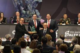 La Presea Institucional fue recibida por el presbítero Luis Fernando Morales y el presbítero Manuel Rodolfo Escobedo Díaz de León, a nombre del Colegio San José.