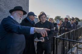 El presidente electo argentino Javier Milei visita tumbas de rabinos en el cementerio judío de Montefiore en Springfield Gardens, en Queens, Nueva York.