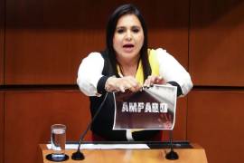 La senadora panista Mayuli Latifa rompe una hoja con la palabra Amparo durante la sesión del Senado de la República en que se discute el proyecto de decreto para reformar y adicionar disposiciones a la Ley.