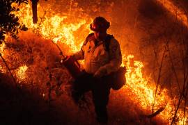 Equipos de bomberos realizan una operación para controlar el incendio Sandy, en Simi Valley, California.