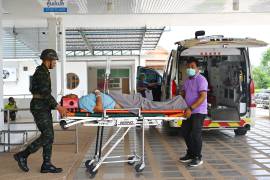 Personal médico y soldados transportan a una persona herida tras enfrentamientos entre soldados tailandeses y camboyanos en el Hospital Phanom Dong Rak, cerca de la frontera entre Tailandia y Camboya.