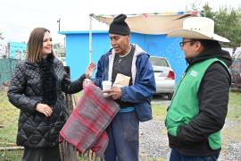 La alcaldesa Sara Irma Pérez Cantú entregó cobijas y alimentos calientes a las familias de la colonia Diana Laura para mitigar el frío.