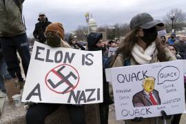 La gente protesta durante una manifestación contra Elon Musk frente al Departamento de Trabajo de Estados Unidos en Washington, el miércoles 5 de febrero de 2025.