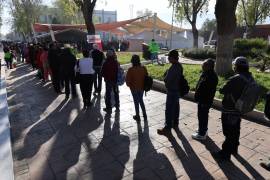 Saltillenses esperan en la fila para realizar el pago del impuesto predial en las instalaciones de la Presidencia Municipal.