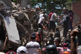 El sismo de 7.4 en Colombia dejó entre 71 y 80 muertos, 26 edificios colapsados en Cali y daños graves; autoridades mantienen labores de rescate.